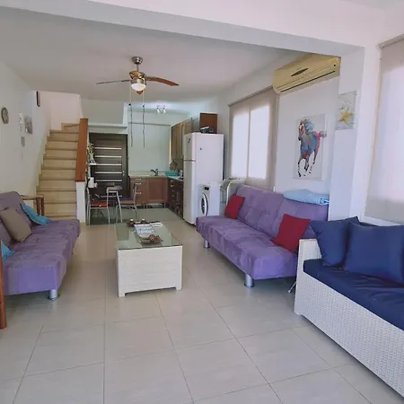 Crystal Waves Maisonette 아파트 Meneou